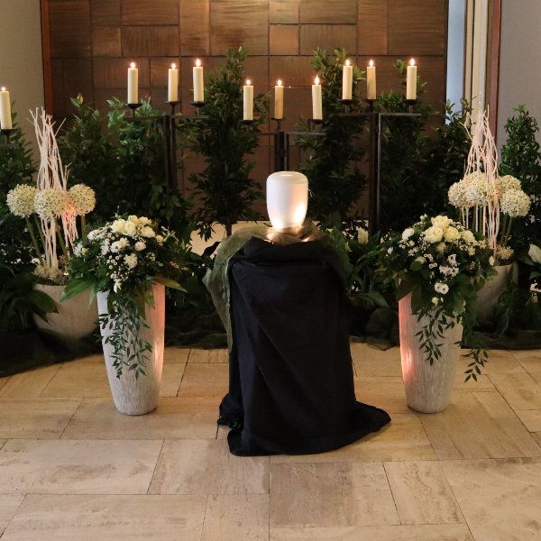Kapellendekoration mit Grünpflanzen und 2 Dekorationsgestecken incl. Kerzenbeleuchtung Bild 1